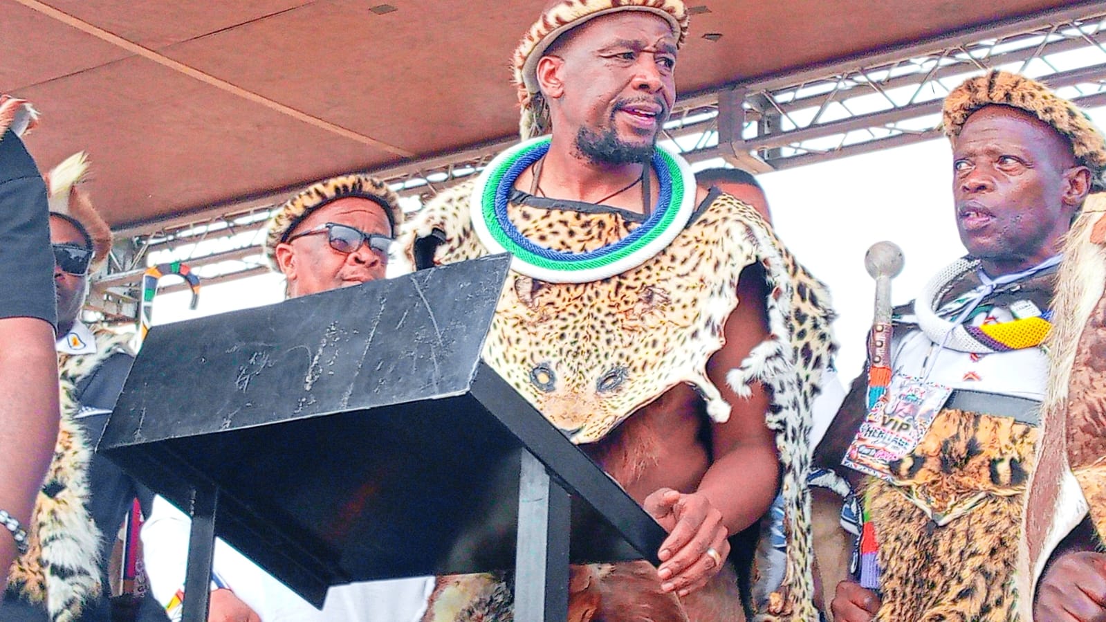 Amakhosi athethe isiqundo soku gidinga iiminyanya yamagugu ngaphasi kwesiqubulo soku khalima izehlakalo zoku hlukumeza kanye noku bulala abantu bengubo.